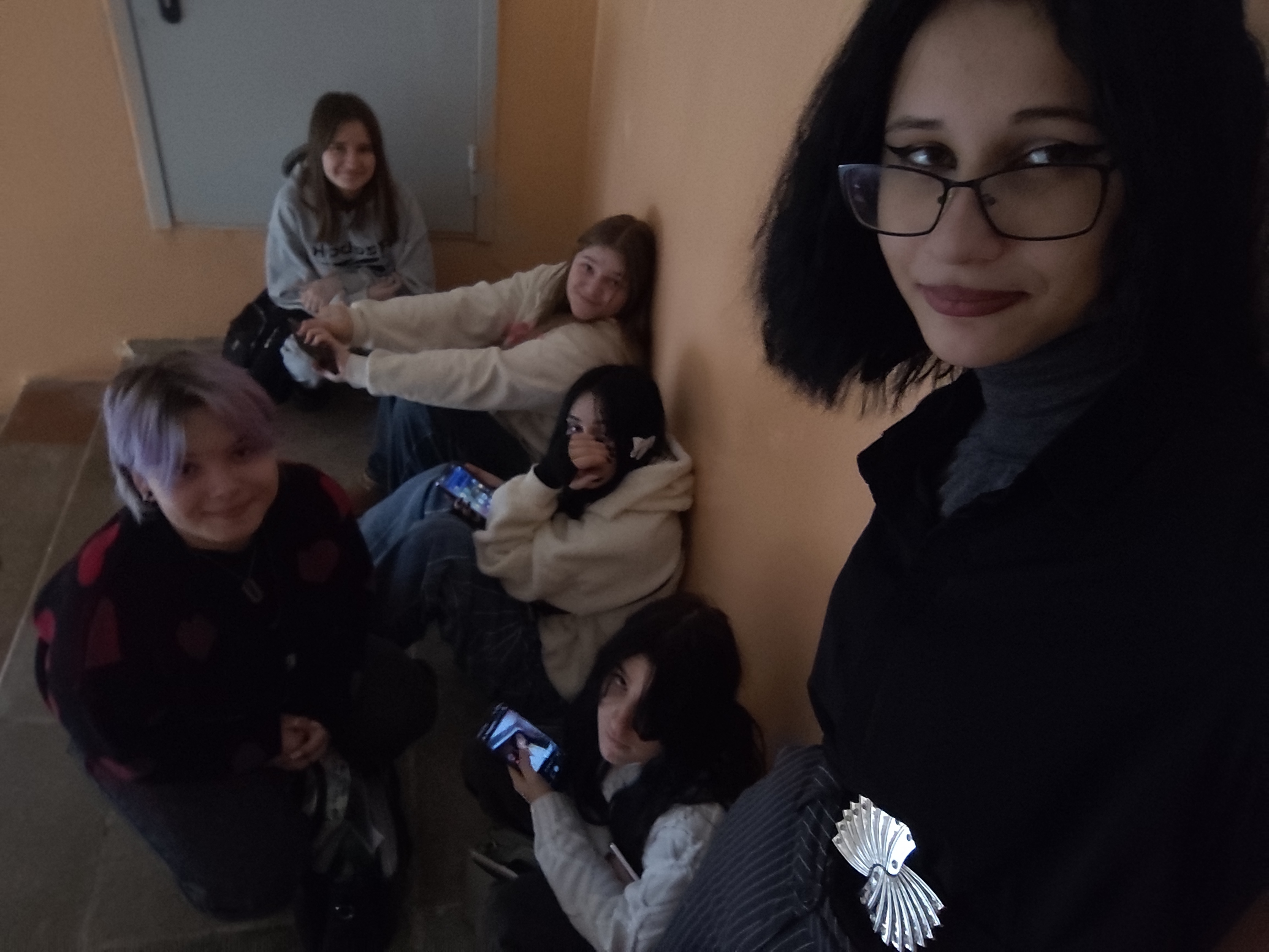 С одногруппниками прогуливаем химию, делаем ставки